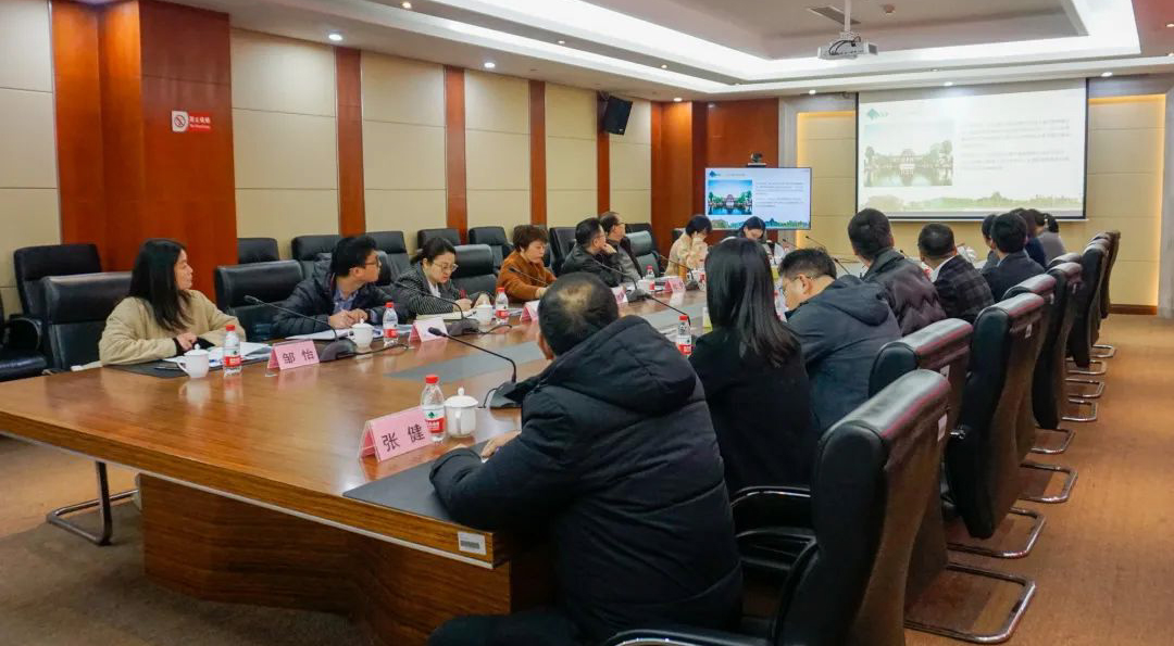 四川省食品藥品審查評價及安全監(jiān)測中心主任杜宇一行蒞臨揚子江四川生產(chǎn)基地調研指導